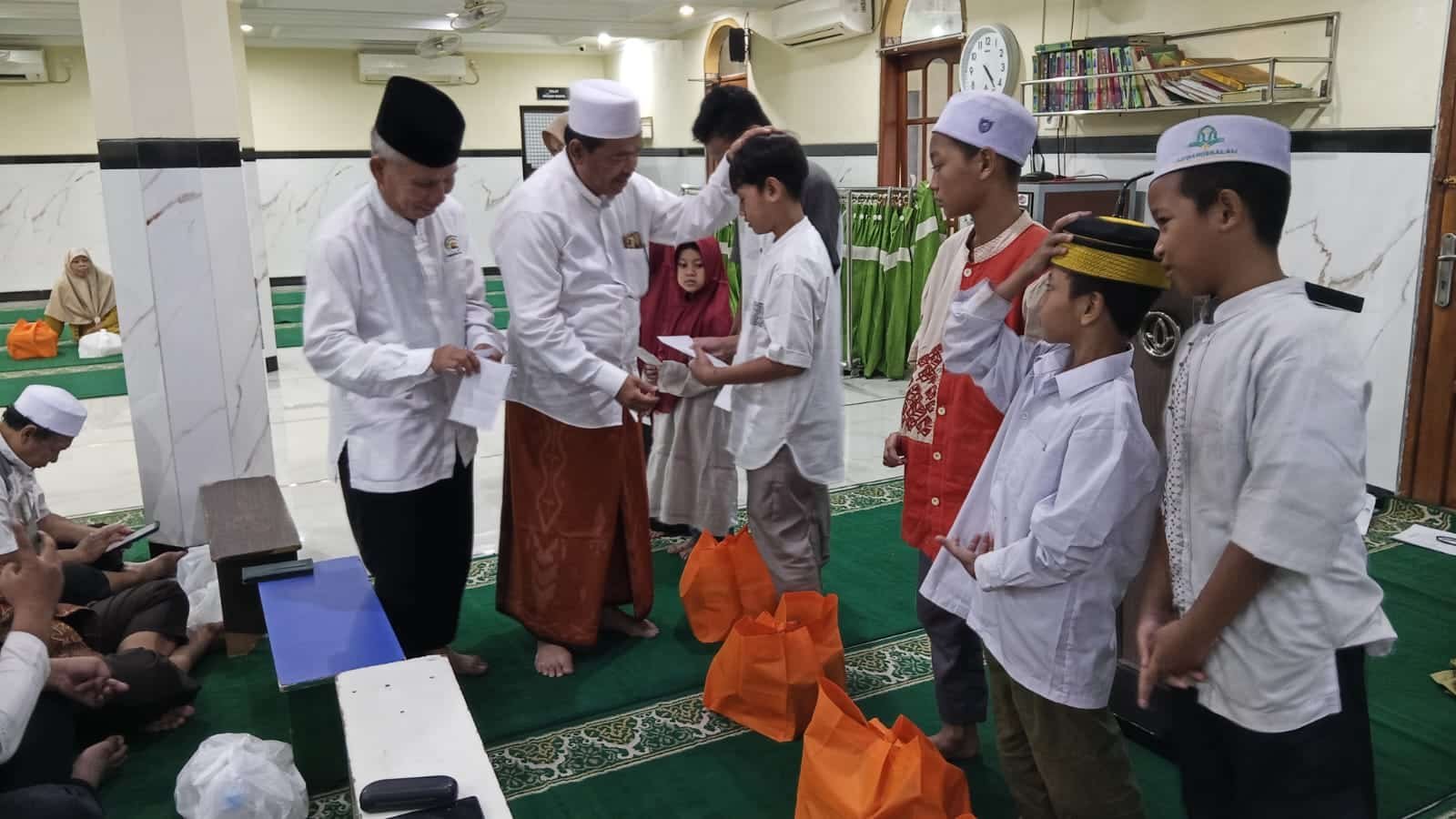 Berkah Ramadhan, PC LDII Jambangan Santuni Puluhan Anak Yatim