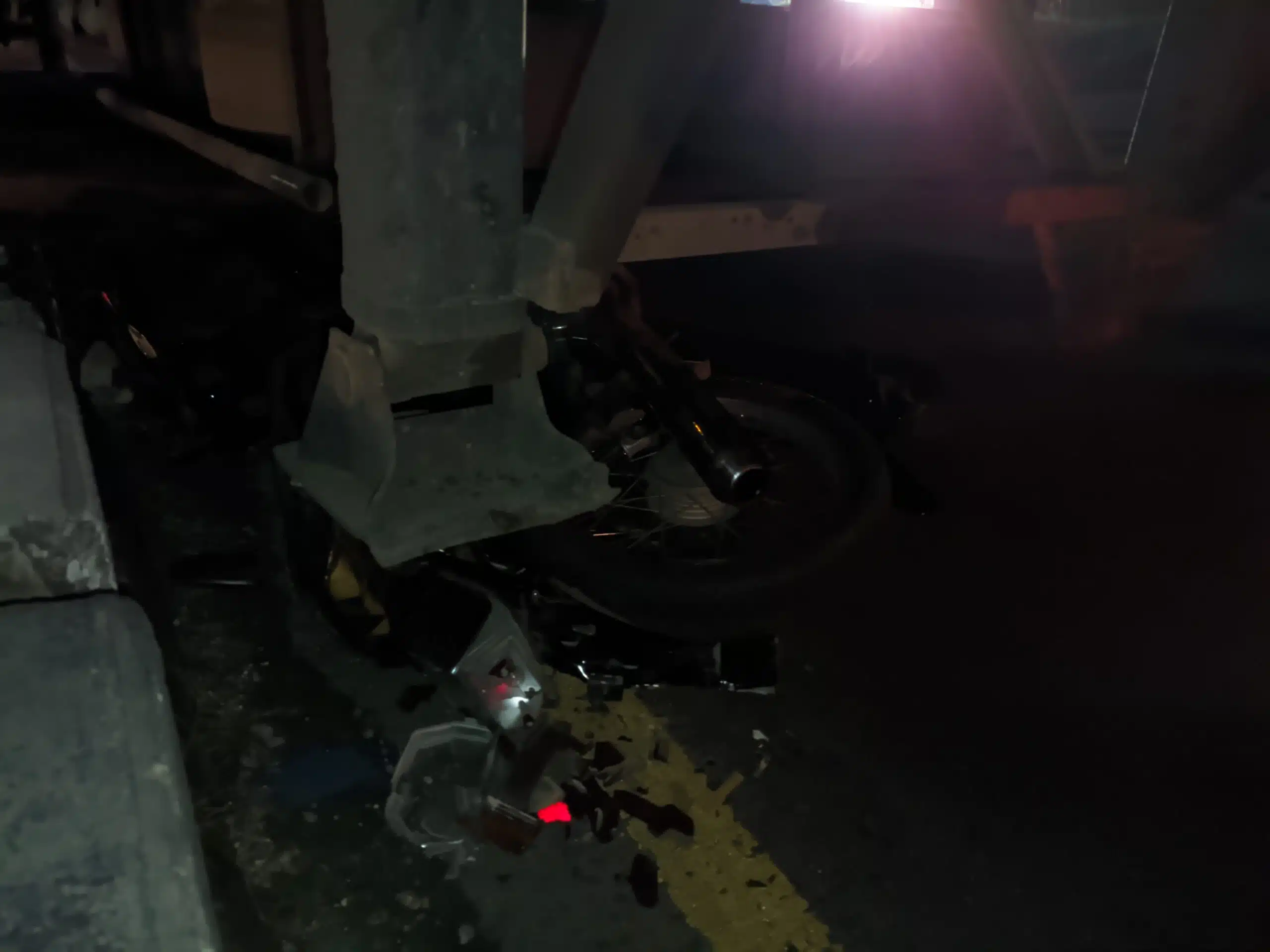 Pengendara Motor Terseret di Bawah Trailer di Bypass Balongbendo, Dilarikan ke RS Anwar Medika