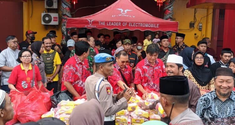 Semarak Berbagi Takjil, Klenteng Tri Darma Teng Swie Bio Hadirkan Barongsai