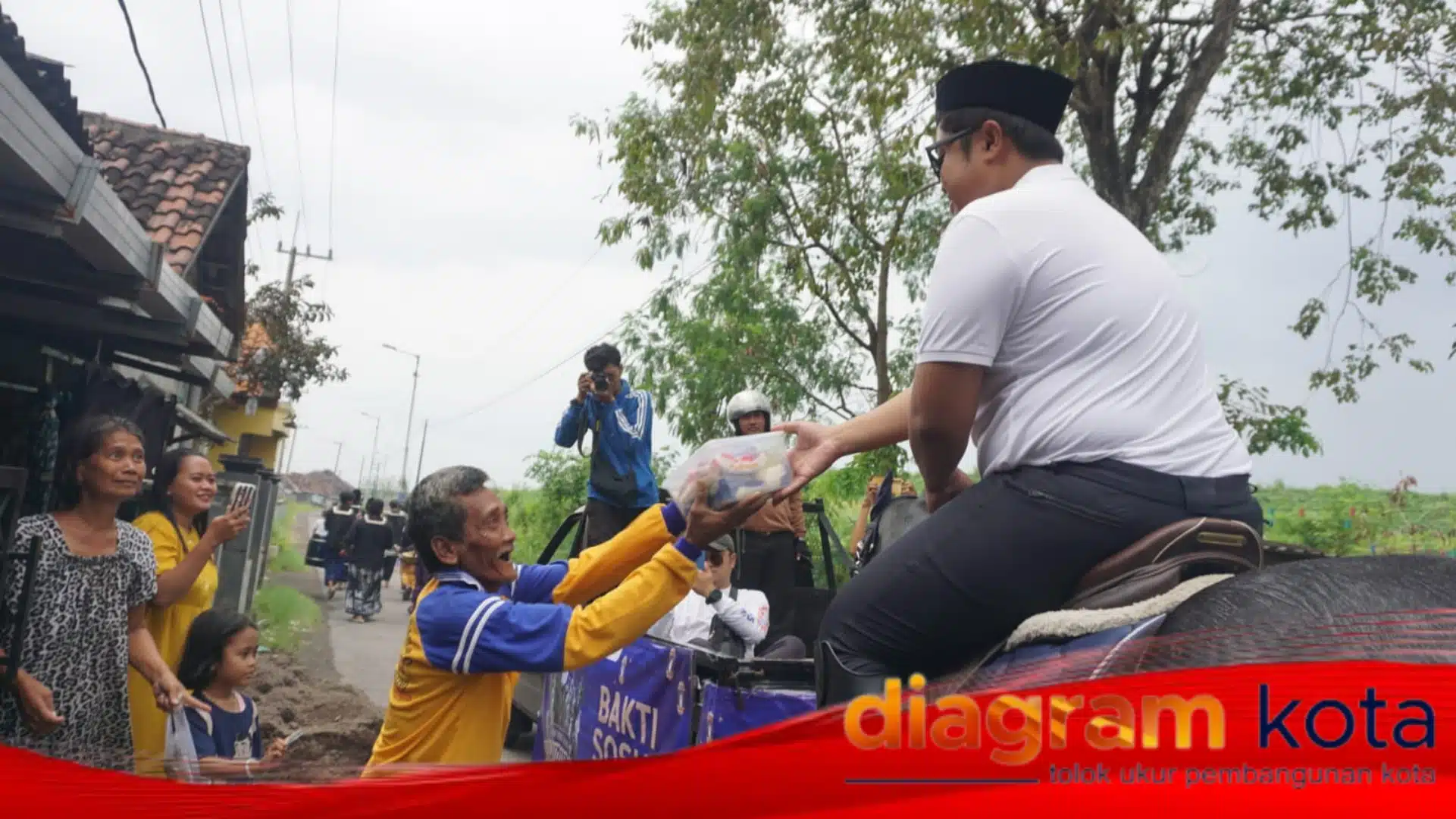 Warga Sidoarjo Ngabuburit Berbagi Sembako, dengan Berkuda persiapan ajang Porprov
