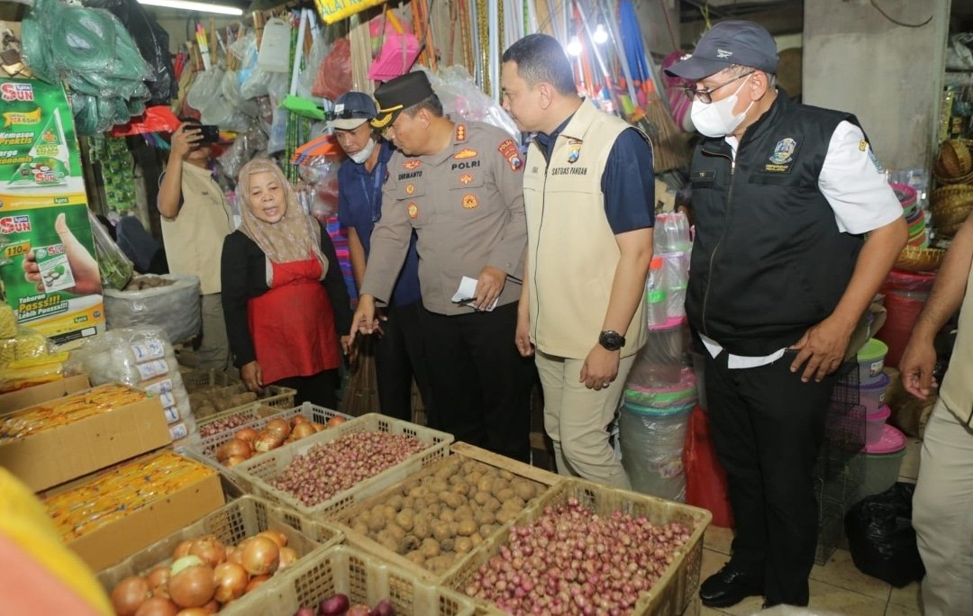 Tim Satgas Pangan Polda Jatim Sidak Pasar Wonokromo,Temukan Kecurangan Volume Minyak Goreng