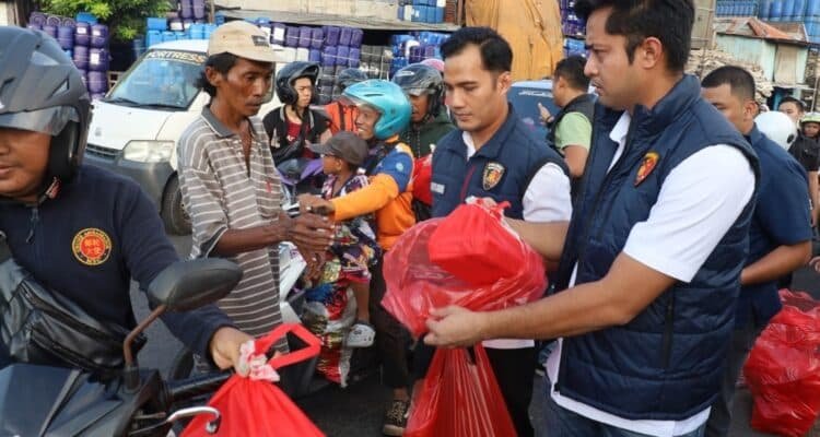 Ramadan Berkah: Satreskrim Polres Pelabuhan Tanjung Perak Berbagi Takjil dan Edukasi Kamtibmas di Surabaya