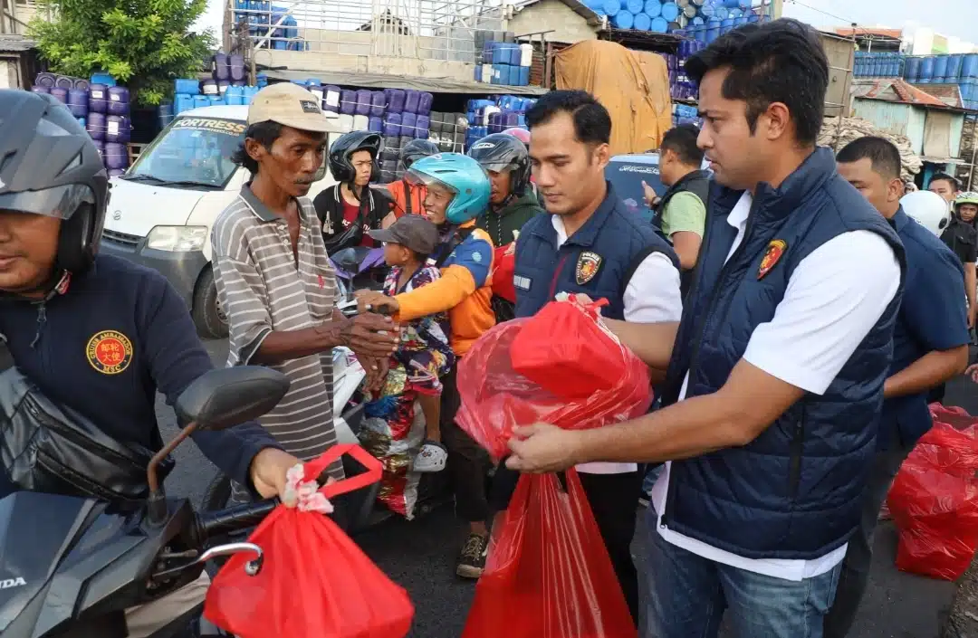 Ramadan Berkah: Satreskrim Polres Pelabuhan Tanjung Perak Berbagi Takjil dan Edukasi Kamtibmas di Surabaya