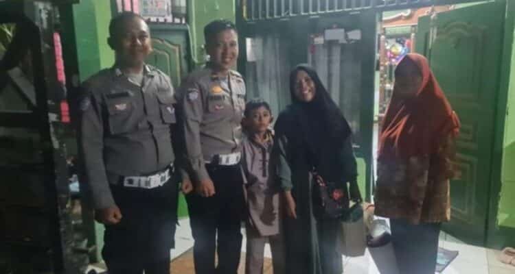 Aksi Mulia Polisi Bantu Ibu-Anak yang Kehabisan Tiket Bus Mudik