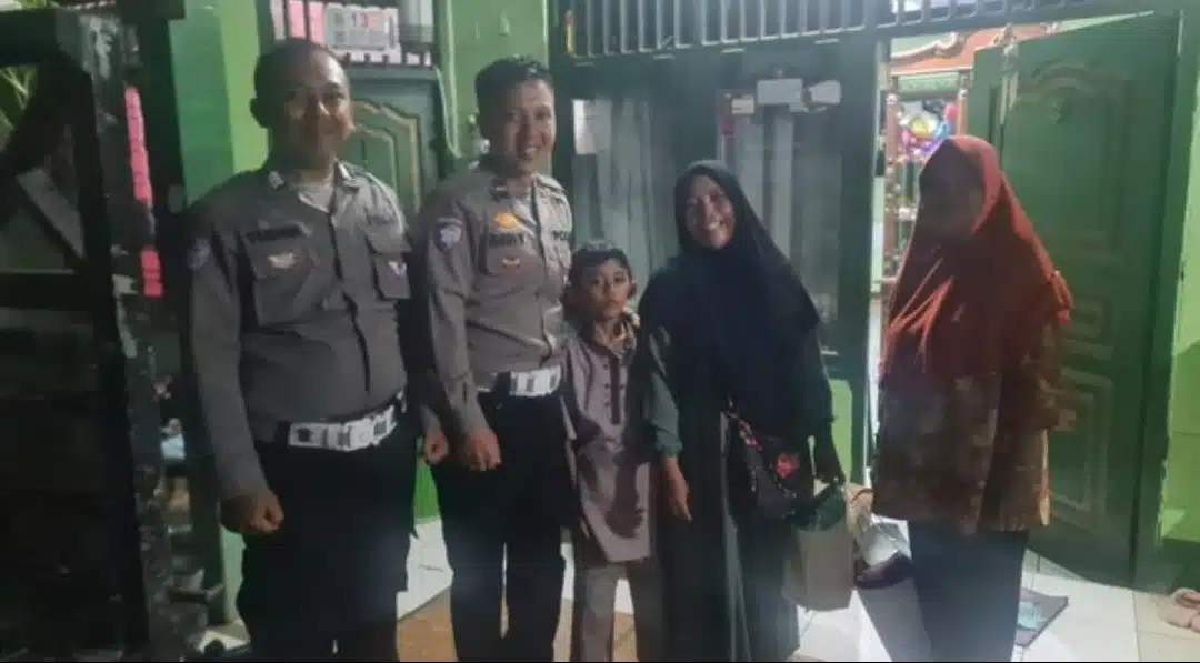 Aksi Mulia Polisi Bantu Ibu-Anak yang Kehabisan Tiket Bus Mudik