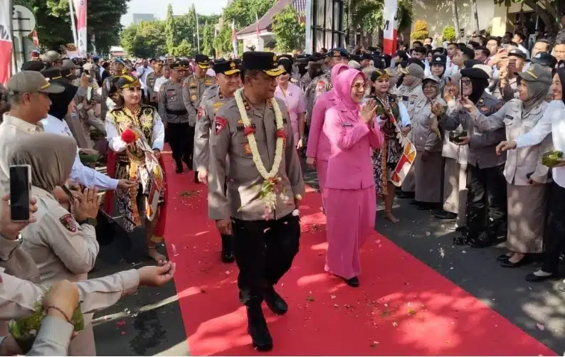 Kapolda Jatim yang Baru Irjen Pol Nanang Avianto Disambut Tradisi Pedang Pora dan Kesenian Reok
