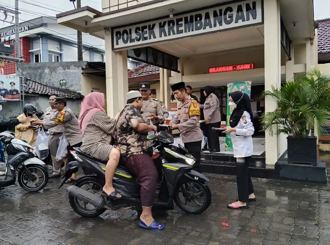 Polsek Krembangan Bagikan 150 Paket Takjil ke Warga dan Tukang Becak di Surabaya