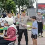 Berkah Ramadan Kapolrestabes Surabaya Bagikan 300 Paket Takjil