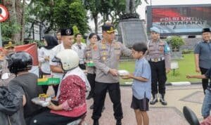 Berkah Ramadan Kapolrestabes Surabaya Bagikan 300 Paket Takjil