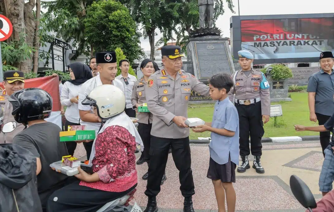 Berkah Ramadan Kapolrestabes Surabaya Bagikan 300 Paket Takjil