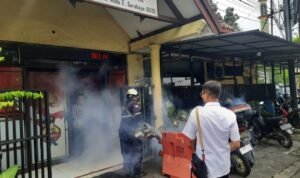 Cegah Demam Berdarah: Polres Pelabuhan Tanjung Perak Gencarkan Fogging DBD di Mako dan Polsek Jajaran