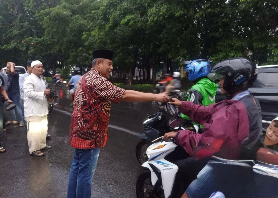 Kebaikan di Bulan Ramadan: Polres Pelabuhan Tanjung Perak Bagikan 200 Paket Takjil untuk Masyarakat