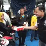 Kepedulian Polres Tanjung Perak Berbagi Takjil di Penghujung Ramadan