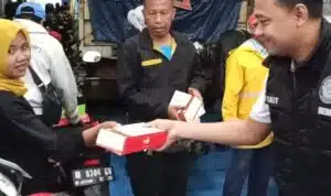 Kepedulian Polres Tanjung Perak Berbagi Takjil di Penghujung Ramadan