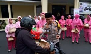 Polres Bondowoso Berbagi Takjil, Wujud Kepedulian di Ramadhan