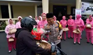 Polres Bondowoso Berbagi Takjil, Wujud Kepedulian di Ramadhan