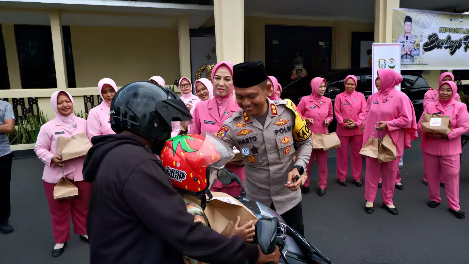 Polres Bondowoso Berbagi Takjil, Wujud Kepedulian di Ramadhan