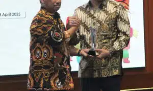 PWI Jatim Awards, Ketua DPD Golkar Surabaya Menerima Penghargaan Sebagai Politisi Muda Inspiratif