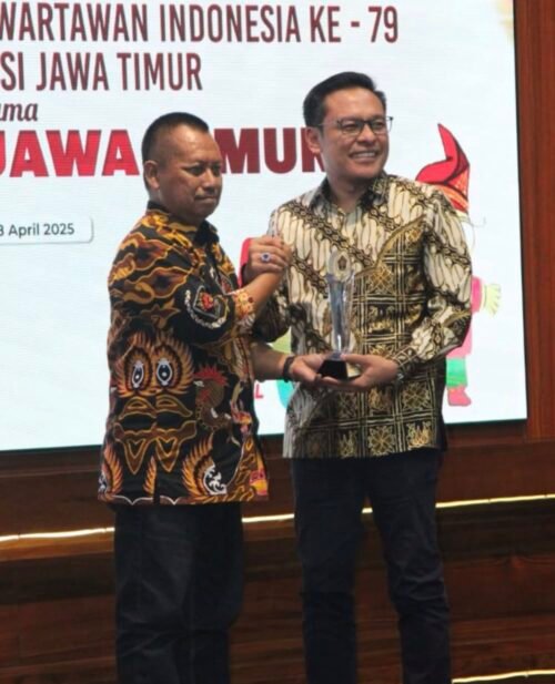 PWI Jatim Awards, Ketua DPD Golkar Surabaya Menerima Penghargaan Sebagai Politisi Muda Inspiratif