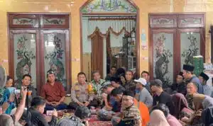 Kapolresta Sidoarjo Takziah ke Rumah Duka Korban Longsor Pacet, Mojokerto