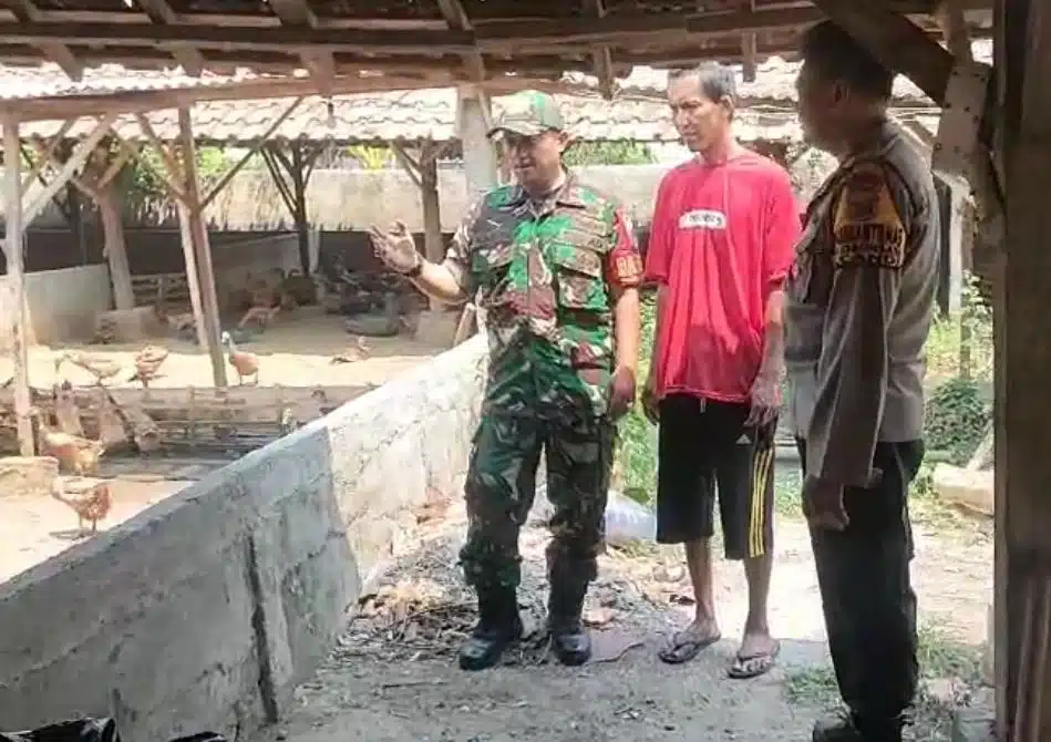 Kolaborasi TNI-Polri Dukung Ketahanan Pangan, Bhabinkamtibmas dan Babinsa Kebonsari Tinjau Peternakan Bebek Petelur