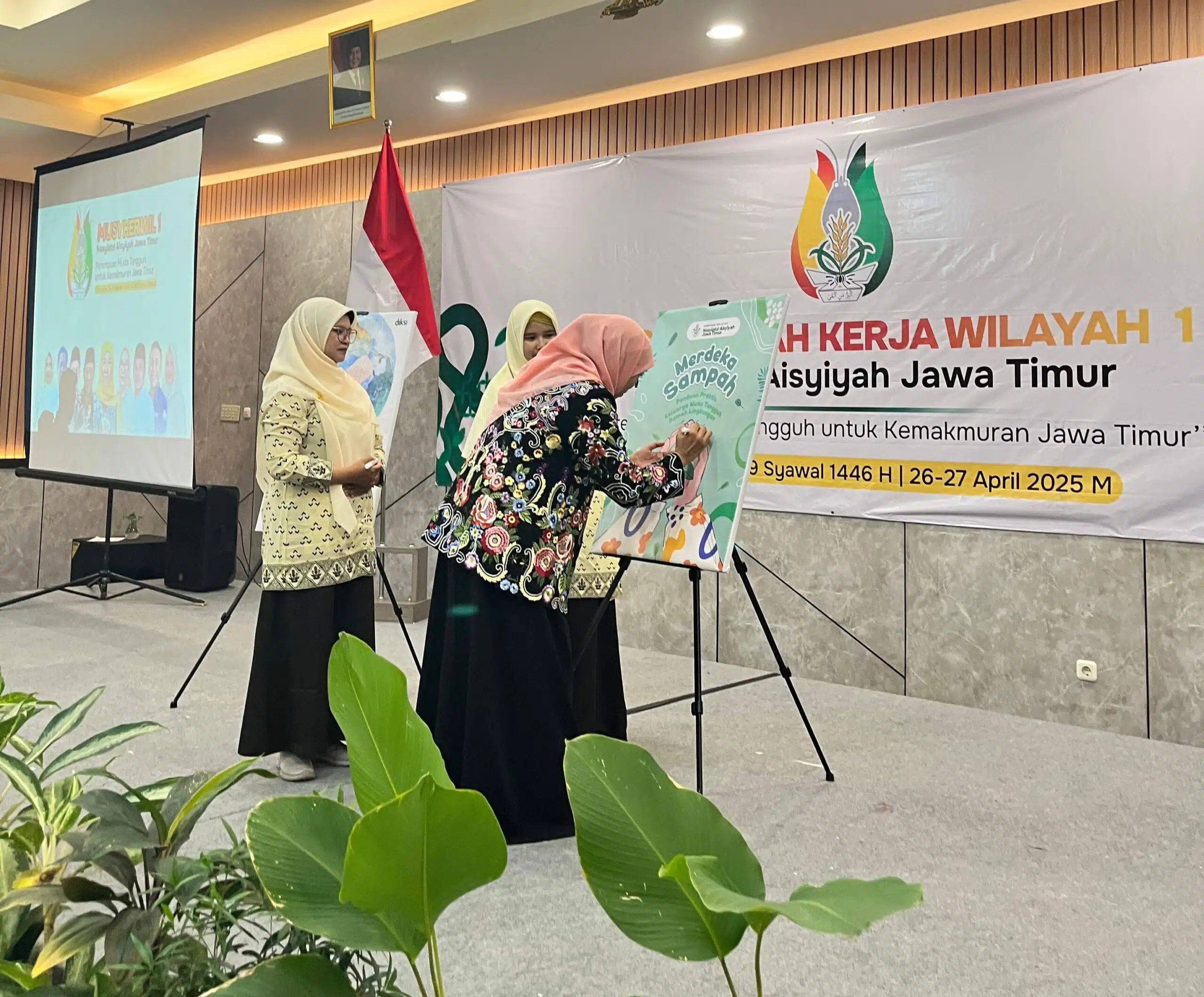 Gubernur Jatim Hadiri Muskerwil Nasyiatul Aisyiyah Jatim, Apresiasi Dua Buku Bertema Lingkungan