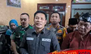 Bupati Sidoarjo Subandi Kunjungi Rumah Duka Korban Longsor di Mojokerto