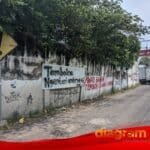 Tembok miring gudang tak berpenghuni
