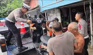Bantu Pemudik, Polisi Angkut Motor Mogok di Jalan Raya Probolinggo