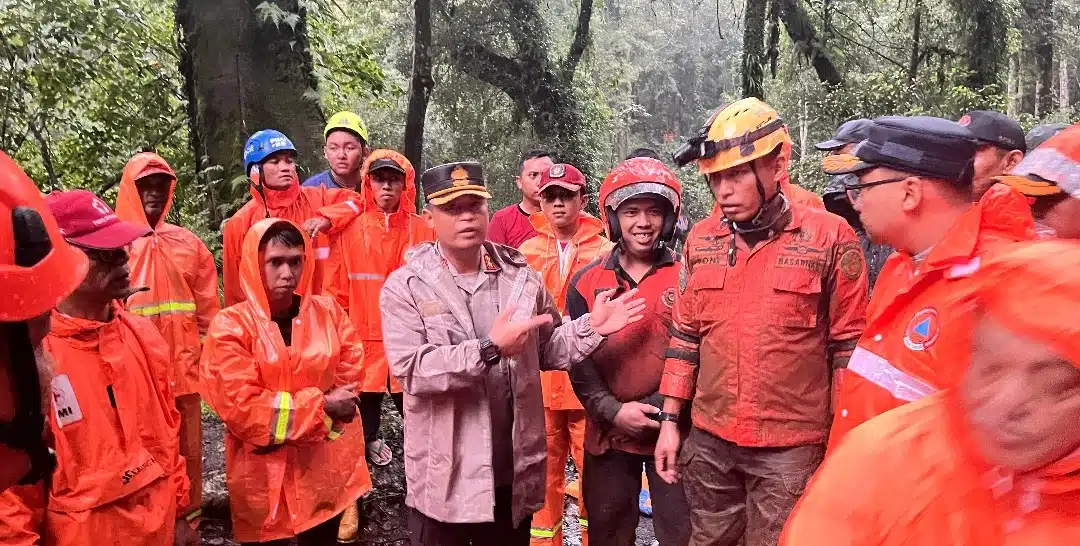 Cuaca tidak mendukung, Polisi dan Tim Evakuasi Sempat Tunda Pencarian Korban Longsor di Pacet