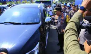 Kapolri Sapa dan Beri Bingkisan ke Pemudik di Tol Kalikangkung