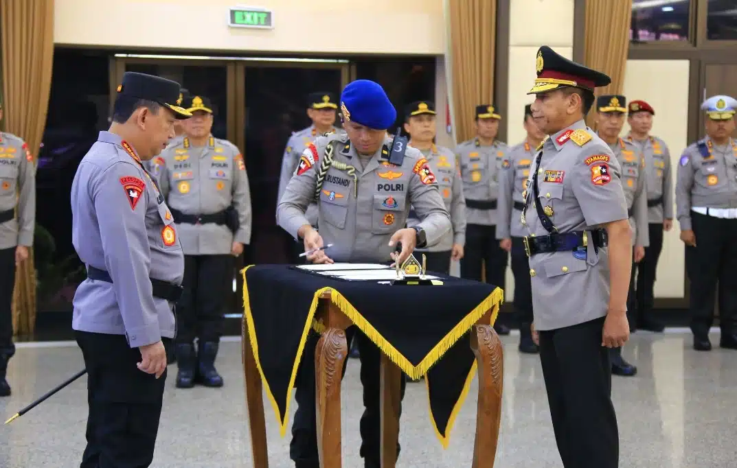 Pelantikan Astamaops Kapolri, Komjen Pol Imam Sugianto Serah Terima Jabatan kepada Irjen Pol Akhmad Wiyagus