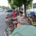Sambil Patroli Polisi Berbagi Nasi Kotak ke Pekerja Jalanan di Situbondo