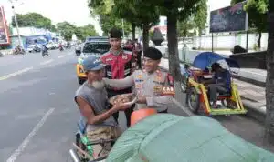 Sambil Patroli Polisi Berbagi Nasi Kotak ke Pekerja Jalanan di Situbondo