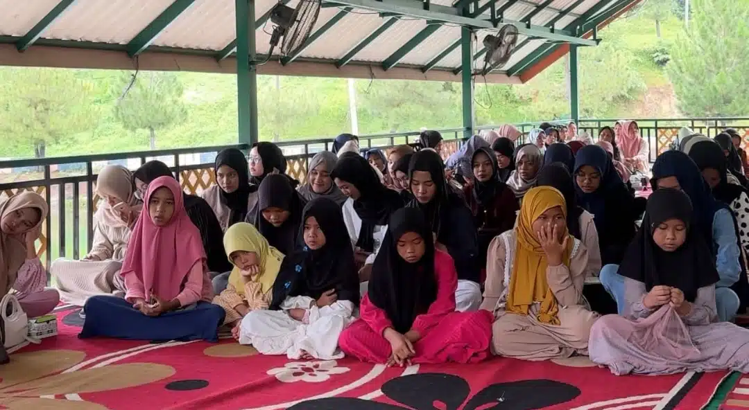 Air Mata Haru di Danau Malahayati: Dr. Muhammad Kadafi Kembali Santuni Anak Yatim dengan Cinta yang Tak Pernah Putus
