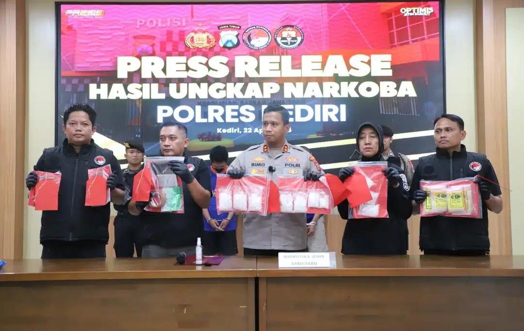 Polres Kediri Berhasil Gagalkan Peredaran Narkoba, Tiga Tersangka dan Sabu Hampir 1 Kg Diamankan