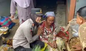 Polisi Datang Nenek Penjual Rempah yang Ditipu Pembeli Pakai Uang Mainan di Pamekasan Senyum Riang