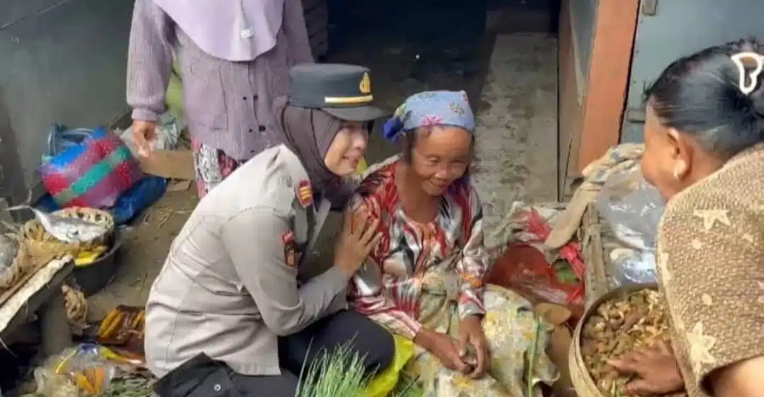 Polisi Datang Nenek Penjual Rempah yang Ditipu Pembeli Pakai Uang Mainan di Pamekasan Senyum Riang
