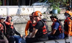 Peringati Hari Bumi ,PDAM Bersama Wali Kota Surabaya Eri Cahyadi Susur Sungai dan Bersih-Bersih Kali Surabaya
