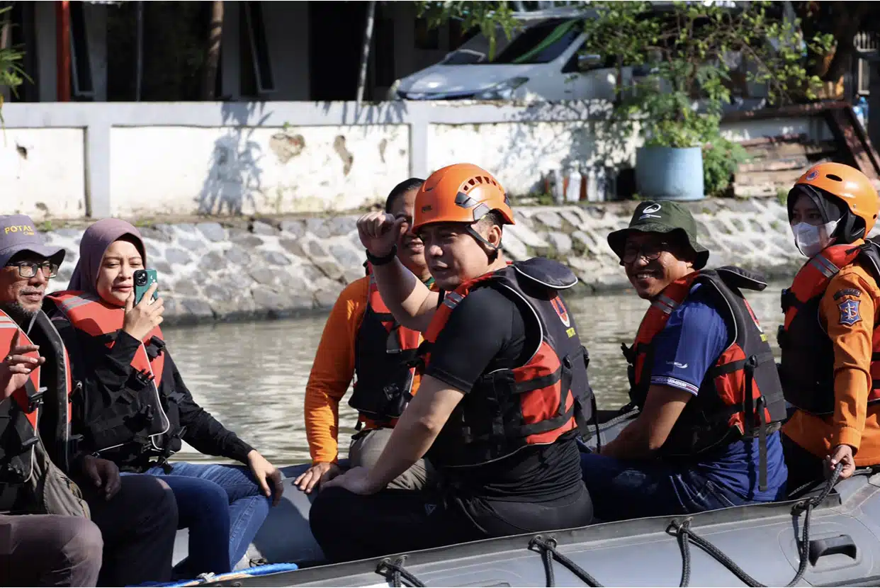 Peringati Hari Bumi ,PDAM Bersama Wali Kota Surabaya Eri Cahyadi Susur Sungai dan Bersih-Bersih Kali Surabaya