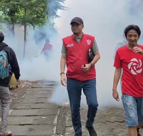 Responsif Warga Terkena DBD, Legislator PSI Turun Lakukan Pencegahan Fogging Di Tambaksari
