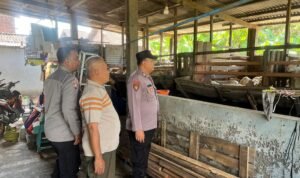 Anggota Polsek Sukodono Cek Ketahanan Pangan di Peternakan Kambing Desa Pademonegoro