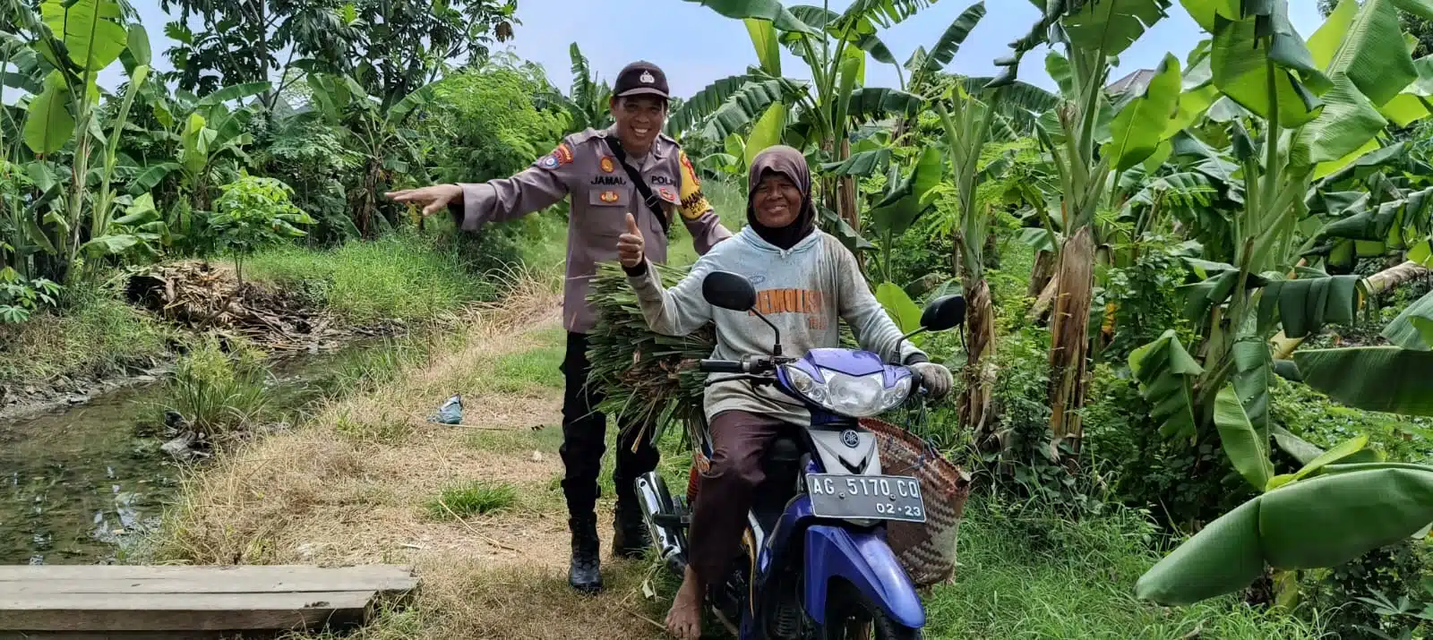 Bhabinkamtibmas Desa Sadang Dukung Ketahanan Pangan Polresta Sidoarjo, Bantu Petani Serai dan Jeruk