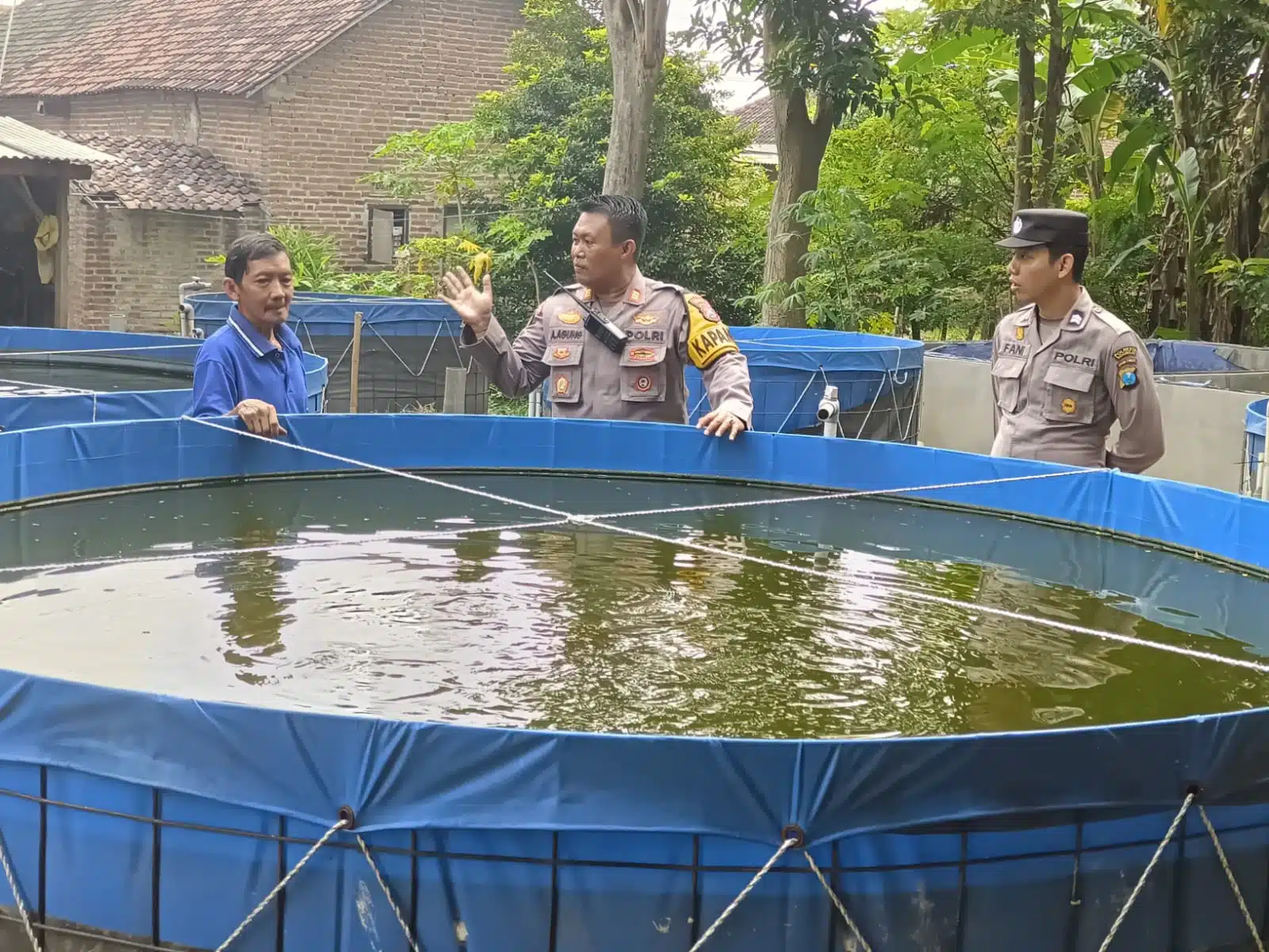 Kapolsek Porong Polresta Sidoarjo Tinjau Program Ketahanan Pangan Budidaya Ikan Nila Sistem Bioflok
