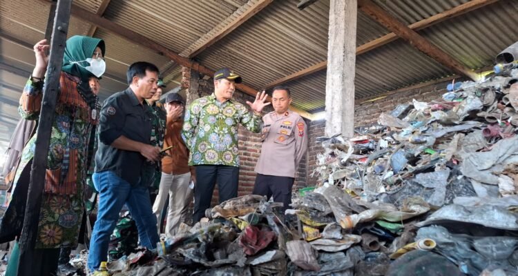 Bupati Sidoarjo Sidak Pabrik Tahu di Tropodo, Ultimatum Stop Gunakan Bahan Bakar Plastik