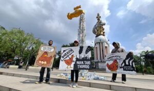 Buntut Panjang Asap Beracun di Tropodo, Ecoton Demo di Alun-Alun Jayandaru, DLHK Ancam Tindak Tegas Pabrik Tahu