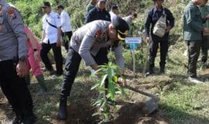 Peduli Lingkungan, Polres Blitar Kota Bersama Forkopimda Tanam Pohon di Area Bekas Tambang