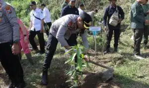Peduli Lingkungan, Polres Blitar Kota Bersama Forkopimda Tanam Pohon di Area Bekas Tambang