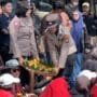 Polisi Berbagi Gorengan Hingga Bersihkan Sampah Usai Aksi Mayday di Kota Malang, Netizen: Ini Baru Humanis