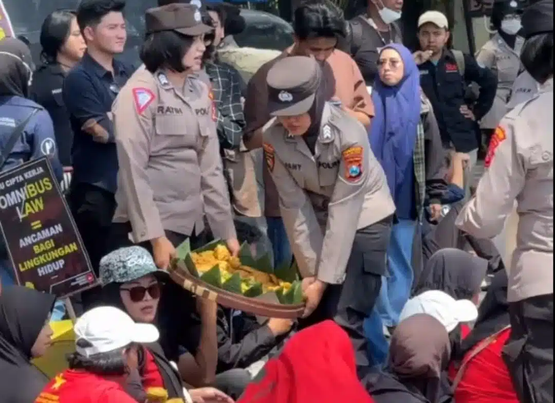 Polisi Berbagi Gorengan Hingga Bersihkan Sampah Usai Aksi Mayday di Kota Malang, Netizen: Ini Baru Humanis